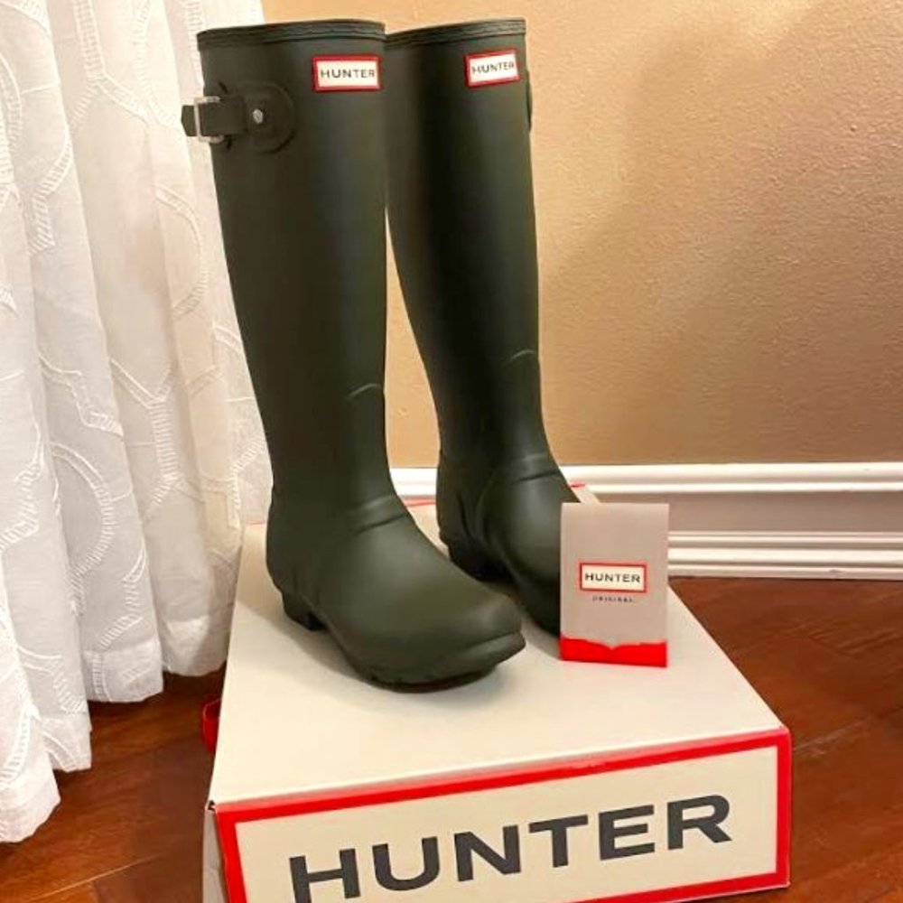 HUNTER Tall Rain Boots - Dark Olive, Sz 7 (US) NWB